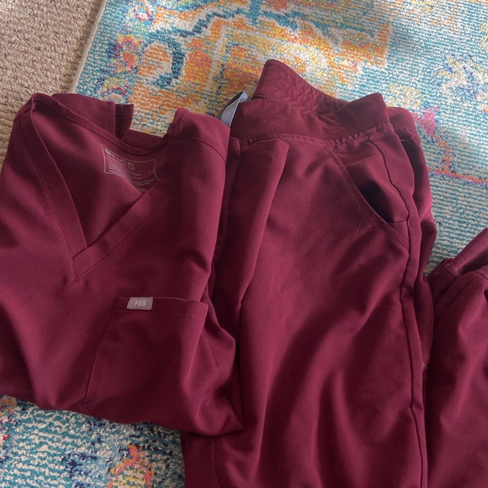 Figs maroon set